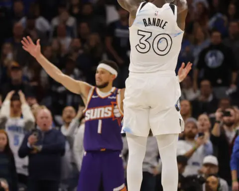 Julius Randle's winning 3-pointer against Suns caps season-high 35-point performance