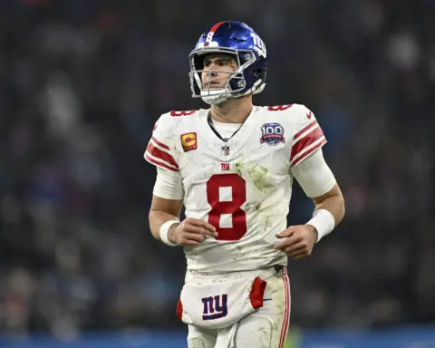 Giants bench QB Daniel Jones and will start Tommy DeVito against the Bucs