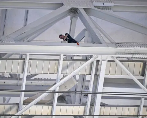 Debris falls from roof at home of Cowboys before game against Texans; no injuries reported