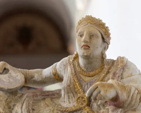 Italy recovers Etruscan artefacts dug up by 'amateurish' tomb raiders