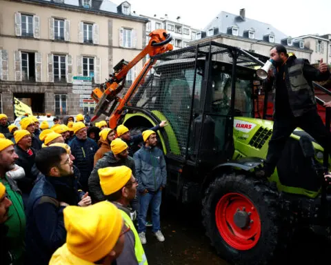 French farmers continue protests as union threatens food supply disruption