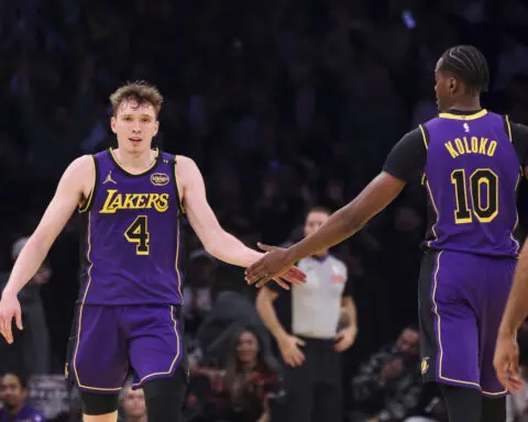 Lakers' Dalton Knecht ties NBA rookie record for 3-pointers in a game