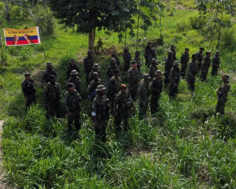 Colombia rebel group Segunda Marquetalia splits, but peace talks go on