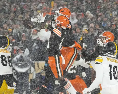 Nick Chubb plows through heavy snow for 2-yard TD, giving Browns 24-19 win over Steelers