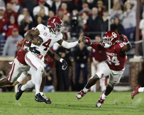 Arnold, Robinson run for more than 100 yards as Oklahoma stuns No. 7 Alabama 24-3