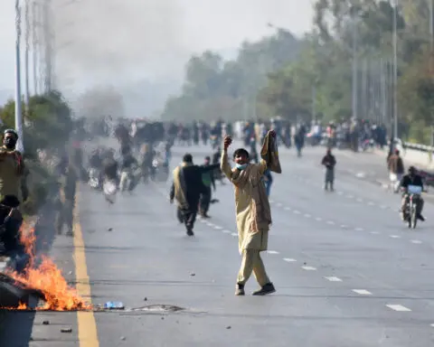 What has caused Pakistan's deadly clashes between police and supporters of Imran Khan?