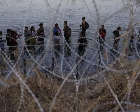 Court backs Texas over razor wire installed on US-Mexico border