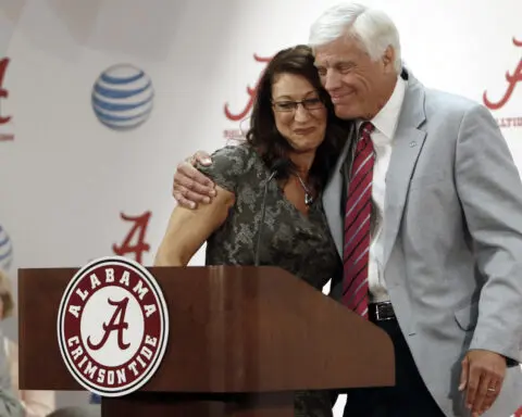 Bill Battle, former Tennessee coach and Alabama AD who founded licensing company, dies