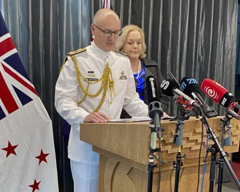 Crew mistakes caused the sinking of a New Zealand navy ship off Samoan coast, inquiry finds
