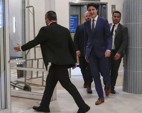 Canadian Prime Minister Trudeau flies to Florida to meet with Trump after tariffs threat