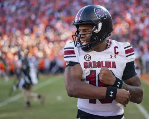 Sellers' 20-yard TD run with 1:08 to go lifts No. 16 South Carolina to 17-14 win over No. 12 Clemson