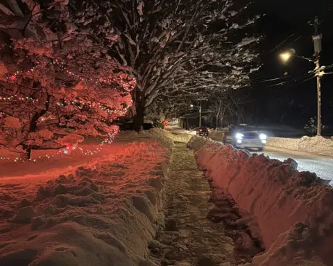 Heavy snow blankets parts of the US during busy holiday travel weekend