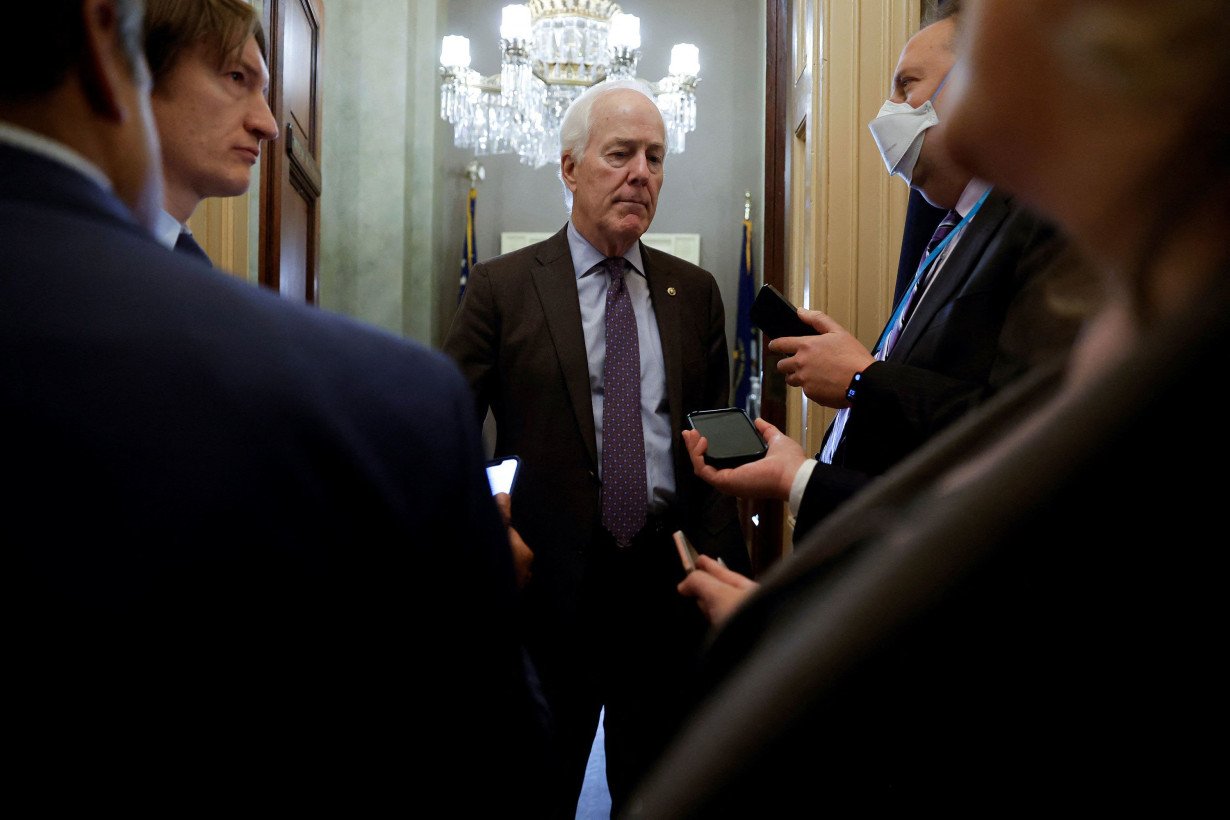 Battle to replace McConnell remains wide-open as top candidates quietly woo key senators — and Trump