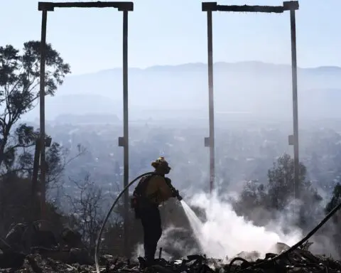 Mountain fire destroys over 100 homes in Ventura County