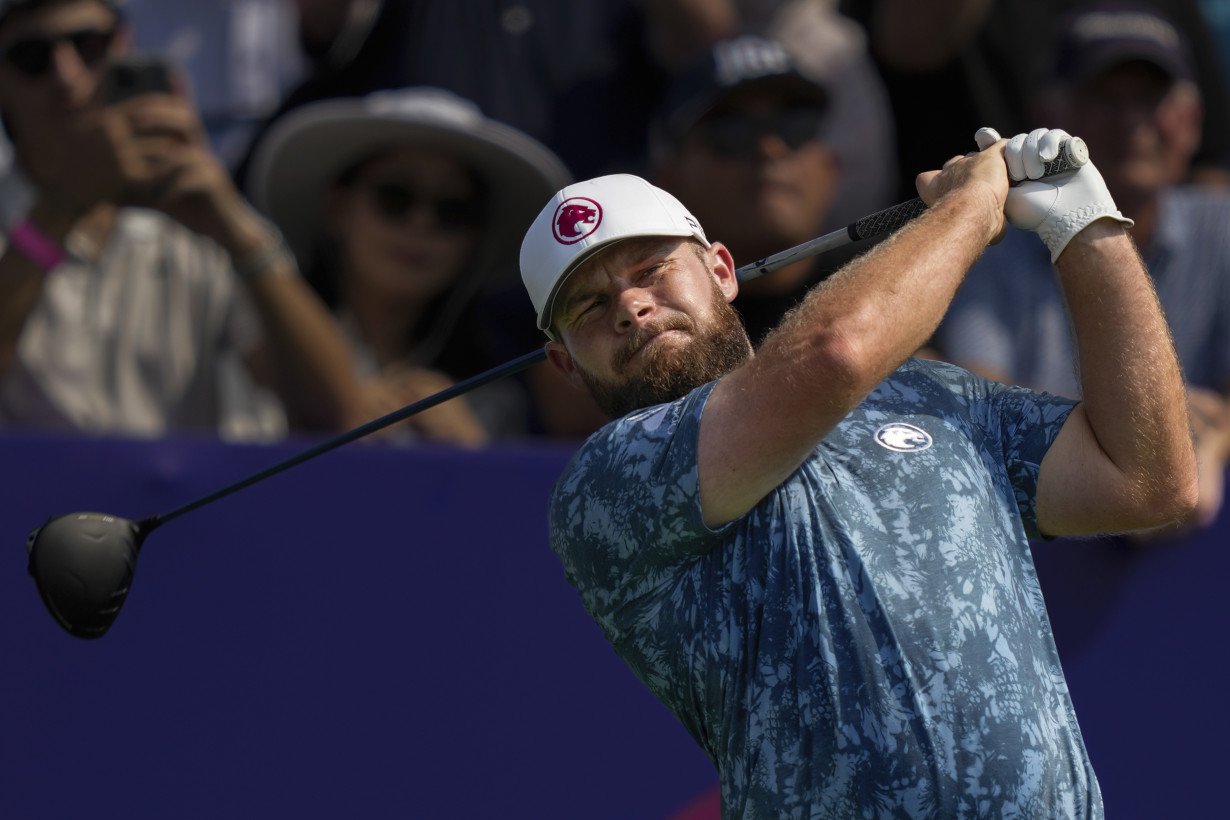 McIlroy tied for lead at World Tour Championship and strengthens Race to Dubai title bid