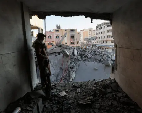 Egypt hosts Hamas in new Gaza ceasefire push, looting halts aid