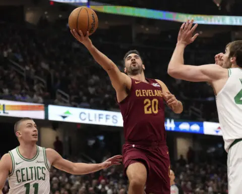 Mitchell scores 35, Cavs end Celtics' winning streak with 115-111 win in matchup of East's elite