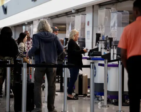 US screened record 3.08 million airline passengers on Sunday, agency says