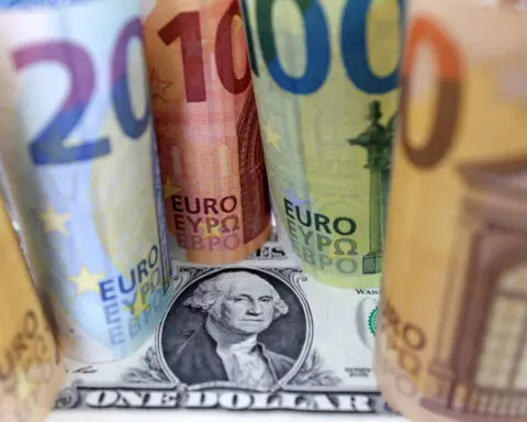 Euro drops as French government crisis escalates