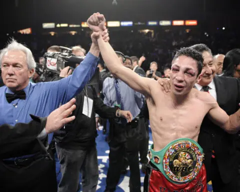 Israel Vázquez, the three-time world boxing champion from Mexico, dies at 46