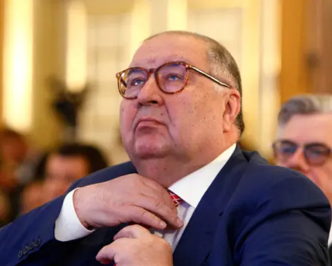 Fencing-Usmanov dismisses criticism over return as FIE chief, but voluntarily suspends duties