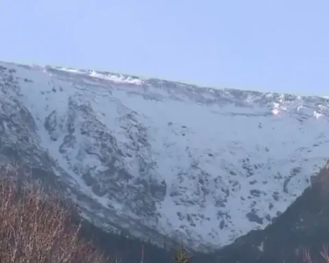 Snowboarder narrowly escapes avalanche on Mount Washington