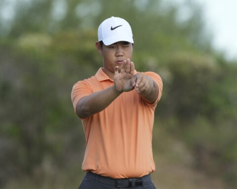 Scottie Scheffler has new putting grip and trails Cameron Young by 3 in Bahamas