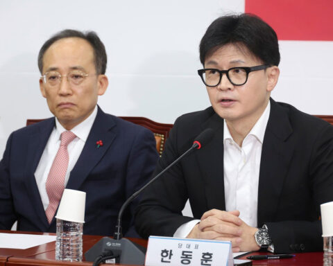 South Korean president resisting pressure to resign