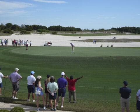 Scottie Scheffler goes on a run of birdies in the Bahamas and leads by 2