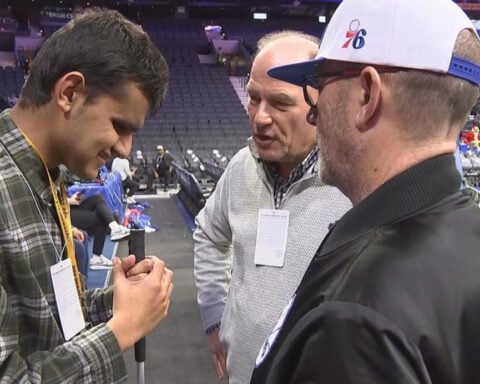 Blind sportscaster calls Delaware Blue Coats games: "I love everything about sports"