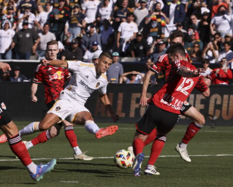 LA Galaxy strike early, hold off New York Red Bulls 2-1 to win their record 6th MLS Cup championship