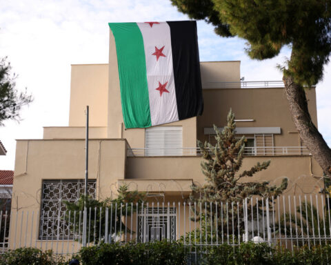 Syrian rebel supporters enter embassy in Athens, police intervene