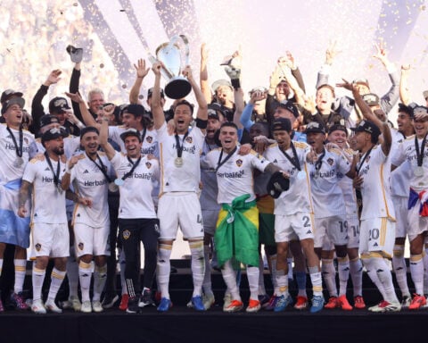 Los Angeles Galaxy fend off New York Red Bulls to win sixth MLS Cup