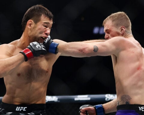 Alexandre Pantoja successfully defends flyweight belt with technical submission of Kai Asakura