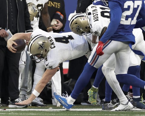 Saints QB Derek Carr injures left hand on dive in 4th quarter of win over Giants