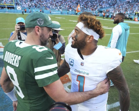 Tua Tagovailoa's TD pass to Jonnu Smith gives Dolphins 32-26 overtime win over Aaron Rodgers, Jets