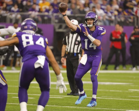 Darnold delivers for Vikings with career-high 347 yards and 5 TDs to beat Falcons, Cousins 42-21