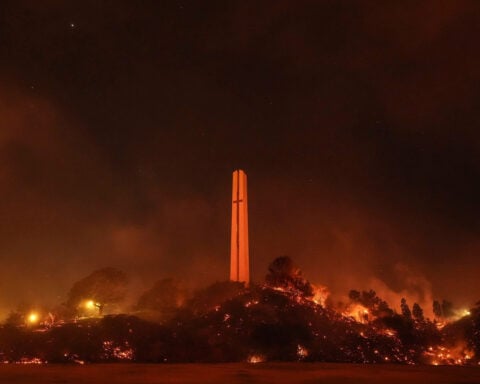 Students shelter in library as fire threatens Malibu