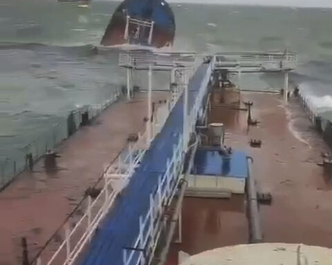 Oil spill in Kerch Strait after two Russian oil tankers seriously damaged in storm
