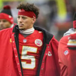 Mahomes throws 2 TD passes, leaves with ankle injury in Chiefs' 21-7 win. X-rays negative on star QB