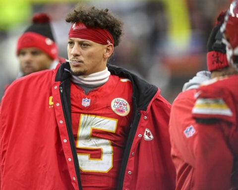 Mahomes throws 2 TD passes, leaves with ankle injury in Chiefs' 21-7 win. X-rays negative on star QB