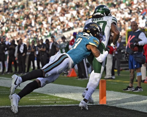 Vintage performances by Davante Adams and Aaron Rodgers carry Jets past defenseless Jaguars 32-25