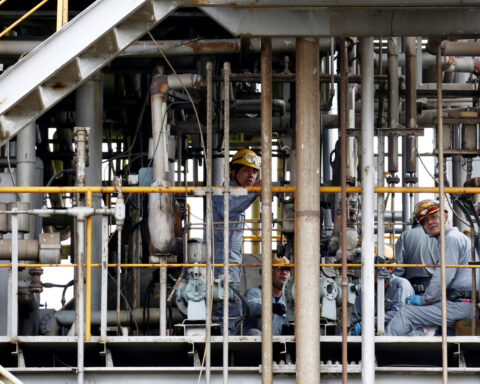 Japan October machinery orders rise on strong manufacturing sector
