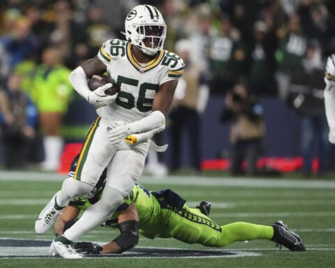 Jordan Love throws for 2 TDs and Packers beat Seahawks 30-13 as Seattle QB Geno Smith injures knee