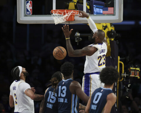 LeBron James returns to score 18 in Lakers' win vs Grizzlies after missing 2 games with foot injury