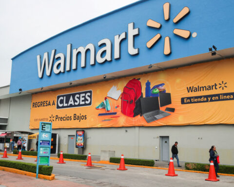 Walmart's Mexican unit faces more fines if it defies antitrust resolution, regulator says
