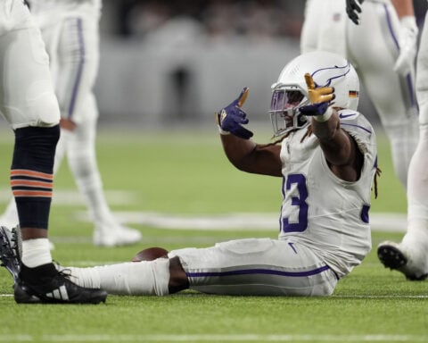 Vikings win 7th straight to forge tie for NFC North lead with 30-12 blowout of reeling Bears