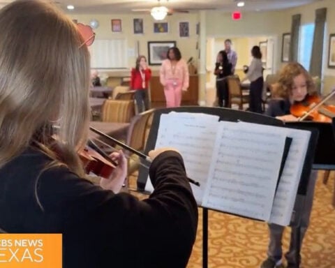 Texas middle school students bring joy to assisted living facility through art