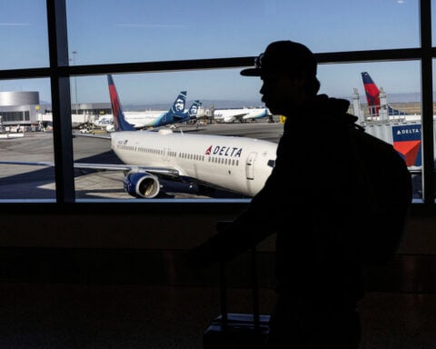 US government shutdown could cost travel sector $1 billion per week, disrupt holiday travel