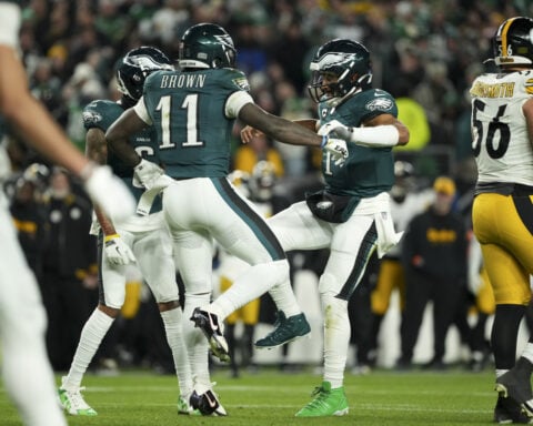 Jalen Hurts fined for wearing mismatched cleats during Eagles' win over Steelers, AP source says